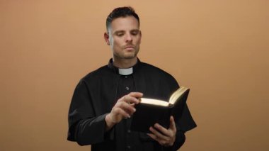 Rahip, İncil okuyan kahverengi arka plan düşünceli dini inancı izole etti..