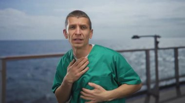 Doktor, arka planda deniz olan bir yolcu gemisinde endişeli görünüyor. Açık okyanus ortamında yeşil üniformalı bir adam. Endişelerini dile getiriyor..