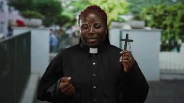 Dini kıyafetlerle inançlarını ifade ederek şehir arka planında ve şehir ortamında karşıdan karşıya geçen kadın vaiz..