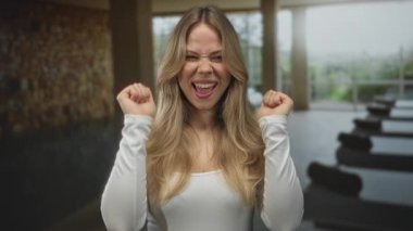 Kadınlar kapalı kaplıcada ağzı açık gülümserken ellerini kaldırır; keyif rahatlama kutlaması eğlencesi.