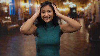 Müzede zarif bir dekorla gülümseyen, canlı duygular sergileyen, müze düzenlemeleri yapan, genç, latin, İspanyol bir kadını canlandıran bir kadın..