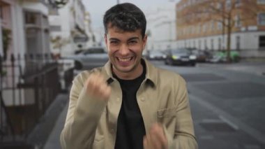 İnsan şehir sokaklarında parmaklarına güvenir; başarı zaferi kutlar..