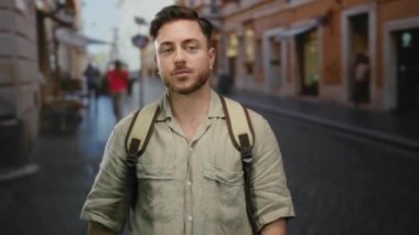 Sakallı genç adam, sırtüstü sırtüstü sırtüstü sırtüstü sırtüstü sırtüstü gülümseyen gözlerini kapatıyor.