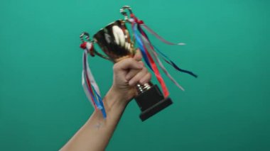 Kırmızı, beyaz, mavi kurdeleli adam yeşil arka planda zafer ve başarıyı simgeliyor, kutlama ve başarıyı vurguluyor..