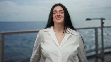 Okyanus manzaralı yolcu gemisi güvertesinde gülümseyen kadın keyfi moda artı beden güven yansıması.