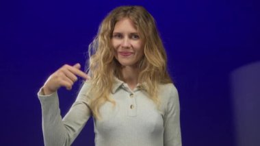 Promosyon sahnesi, pazarlama içeriği için genç ve gülümseyen sarı saçlı kadınları işaret ediyor..