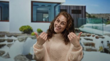 Neşeli sokak arka planında gülümseyen bir kadın daveti ya da arkadaşlığı öneriyor..