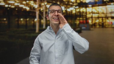 Gece kalabalık bir şehir sokağında, parlak ışıklarla bağıran bir adam, arka ışıklandırılmış şehir manzarasına karşı heyecan ve enerji ifade ediyor..