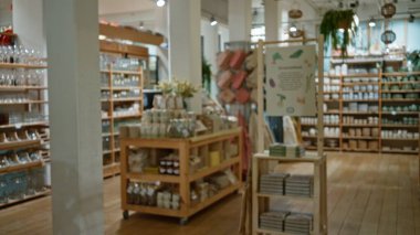 Bulanık kapalı mekan vitrininde raflar çeşitli dekorasyon ve ev eşyalarıyla dolu. Bokeh etkisini artıran, rahatlatıcı ve davetkar bir atmosfer yaratıyor..