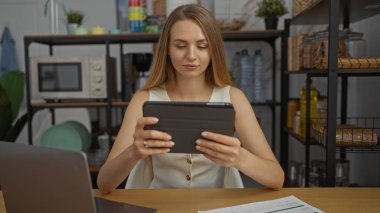 Modern ofiste dijital tablet kullanan bir kadın, kariyer odaklı genç bir profesyoneli yansıtan raflarla üretken çalışma ortamı çiziyor..