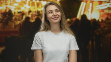 Canlı bir gece fuarında arka planda ışıklarla gülümseyen bir kadın neşeli bir atmosfer izlenimi veriyor..