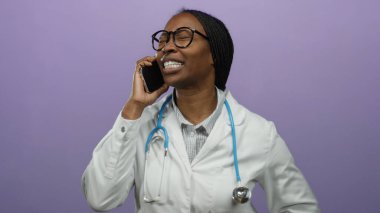 Cep telefonuyla konuşan bir kadın. Mor bir geçmişi olan bir doktor önlüğüyle duygularını ifade ediyor.