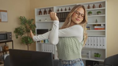 Ofiste kolları çıplak vaziyette uzanan gözlük takan kadın, rahatlama rahatlama refahı.