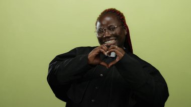 Papaz kılığında gülümseyen kadın kalp şeklini alır. Sarı arka planda elleri olan, ifadesinden ve hareketlerinden neşe ve sıcaklık saçan bir kadın..