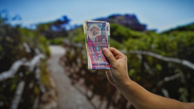Hong Kong Doları 'nın el ele tutuşması açık hava banknotları, kentsel park ortamında mali yatırım ve para yönetimi olduğunu gösteriyor..
