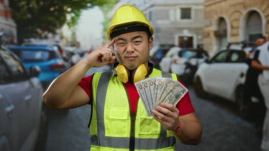 Çinli inşaat işçisi bize para veriyor. Meşgul şehir caddesinde arabalarla aptal suratlar yapıyor..