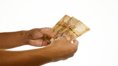 El ele tutuşan Güney Afrika rand banknotları beyaz arka planda izole edilmiş.