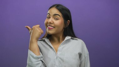 Kadın arka planda el işaretleri kullanıyor. Genç Latin kökenli denekle izole edilmiş mor bir duvara karşı..