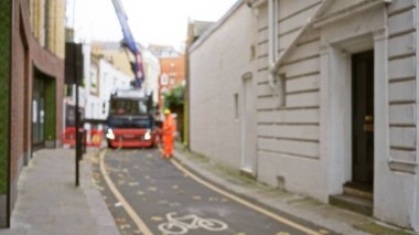 İşçi, sonbahar yaprakları, inşaat kamyonu ve tarihi Chelsea atmosferiyle sessiz bir Londra caddesinde tipik bir kış manzarası sergiliyor..