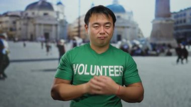 Vatikan meydanında yeşil gönüllü gömleği giyen, geçmişi bulanık burunlu bir adam var..