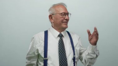 Takım elbiseli son sınıf öğrencisi beyaz arka plana karşı elini uzatarak profesyonellik ve izole stüdyo ortamında kendine güvenini gösteriyor..