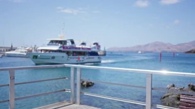 Lanzarote İspanya 'daki dağlık arazili bir rıhtımın yakınındaki teknenin bulanık görüntüsü.