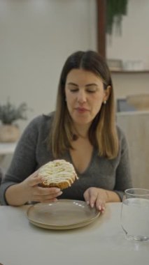 Modern lüks bir restoranda pastaneden hoşlanan bir kadın, hoşgörüyü ön plana çıkarıyor ve evde rahat yemek deneyimlerini ön plana çıkarıyor..