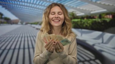 Kadın hayranlar Polonya 'yı sayarken finansman sağlıyor. Genç ve güzel bir sarışın hayran olarak gösteriye hayran..