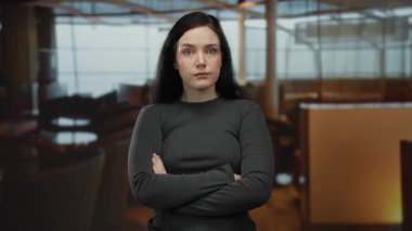 Yolcu gemisinde siyah saçlı, gri süveter giyen, yemek alanında kafası karışmış, kabin geçmişi bulanık bir kadın seyahat ve keşif öneriyor..