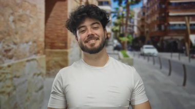 İspanyol asıllı genç adam, neşeli bir ifadeyle, kaygısız tavırları ve hayat dolu bir geçmişi olan şehir sokaklarında para harcıyor..