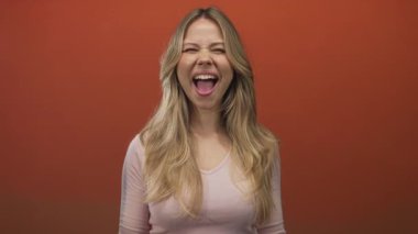 Kadın canlı bir kayıt stüdyosunda çıplak elleriyle havaya bağırıyor; acil durum uyarısı.