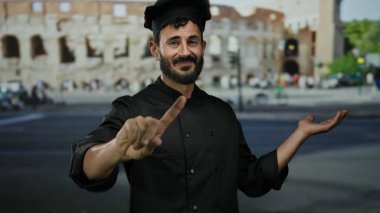 İspanyol şef işaret ediyor. Hayır, Roma 'nın kolezyumunun önünde, siyah üniforma giyiyor, canlı bir şehir manzarasında duruyor, aşçılık sanatını tarihi mimariyle harmanlıyor..