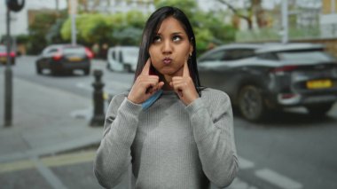 Dışarıdaki bir kadın kalabalık bir şehir sokağında eğlencesine surat asıyor. Arabalar geçerken şehrin neşeli gençlik anlarını yakalıyor..