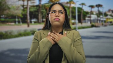 Sokakta hapşırırken kadın ellerini yüzüne bastırıyor. Oradan geçen Latin asıllı genç bir kadın halka açık bir yerde bir sahneyi gizlemeye çalışıyor..