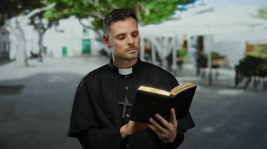 Şehir dışındaki rahibin elinde kitap var. Ağaçlar ve mimari canlı bir sokak sahnesinde yer alıyor..