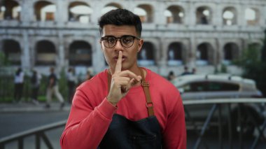 Latin adam Roma 'nın ikonik kolezyumunun yakınında sessiz bir jest yaparak kültürel mirası ve şehir hayatını gözler önüne seriyor..