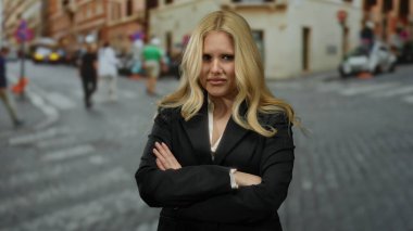 Kalabalık bir şehir caddesinde dışarıda duran, endişeli ve düşünceli görünen, kalabalık bir çevrede kentsel duygu ve stresi somutlaştıran bir kadın..