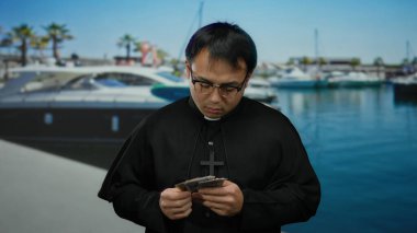 Dini giysiler giyen bir adam açık havada Çin 'de yatları olan deniz kıyısındaki limanda dolarları elinde tutuyor. Bu da bize açık denizde inanç ve para temalarını öneriyor..