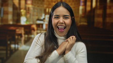 Kilise ortamında gülümseyen bir kadın, neşeli ve barışçıl ifadeler sergiliyor..