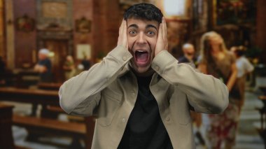 Erkek yüzü kilise koridorunu kaplarken Latin erkek ziyaretçi olarak şaşkın ve şaşırmış görünüyor..