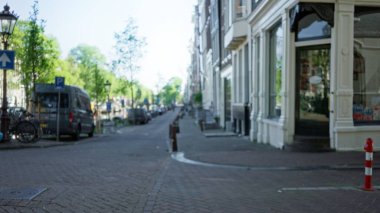 Hollanda 'da güneşli bir günde Bokeh Etkisi ile bulanık sokak manzarası çözünmüş şehir manzarası ve kanal manzarasını tipik bir mimariyle gösteriyor.