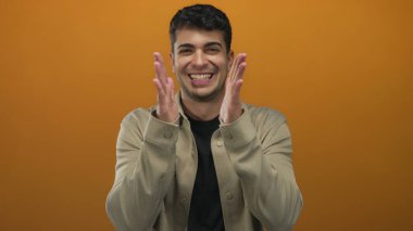 Genç İspanyol erkek gülümserken erkek el çırpar alkışlar.