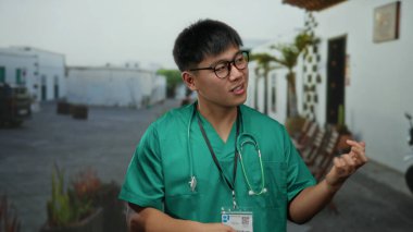 Yeşil önlüklü genç Çinli bir adam, şehir sokaklarında gitar çalıyormuş gibi yapıyor. Beyaz binalar ve bitkilerle çevrili bir şehir ortamında mizahla sağlık hizmetlerini harmanlıyor..