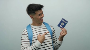 Mavi sırt çantalı, gülümseyen ve elinde beyaz bir arkaplan bulunan Kore pasaportunu gösteren bir adam kimlik ve seyahat için hazır..