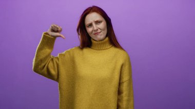 Sarı kazaklı, kırmızı saçlı, mor arkaplanlı, kendine güvenen ve meraklı bir kadın..