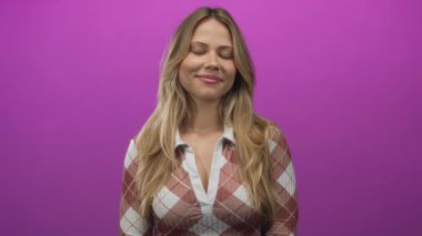 Stüdyoda çıplak elle tutulan kadın sandığı yumuşak ışıklandırma altında; minnettarlık samimiyet sıcaklık takdir.