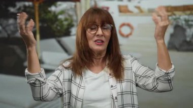 Latin kökenli son sınıf öğrencisi bir tatil köyü havuzunda hareketli hareketler yapıyor. Güneşli bir otel zemininde neşe ve heyecan yayıyor. Olay yerinde bitkiler ve bir can simidi var..