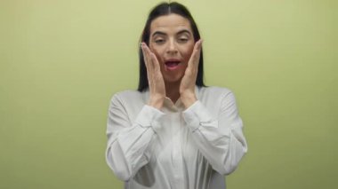 Sarı gömlekli, beyaz tişörtlü, enerji saçan, gençlik coşkusunu canlı bir ortamda somutlaştıran kadın şaşkınlığını ifade ediyor..