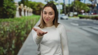 Açık havada gülümseyen, yemyeşil ve bulanık bir şehir geçmişi olan bir kadın..