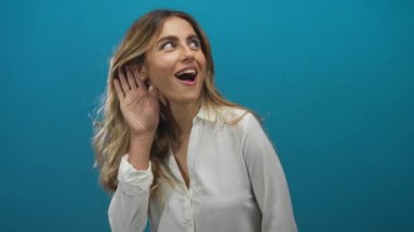 Kadın el ele tutuşup stüdyoda onay veriyor; ilgi onayı.